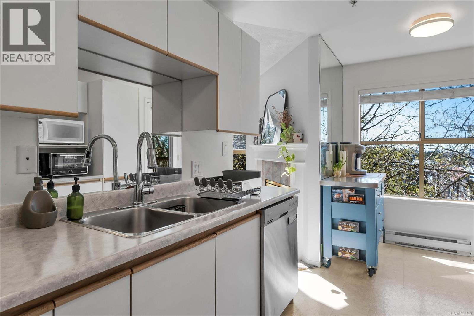 405 3363 Glasgow Avenue, Saanich