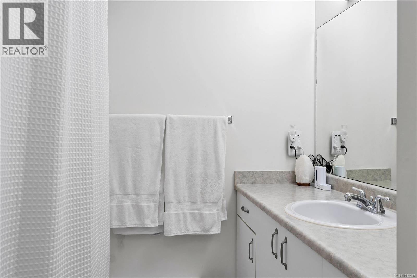 405 3363 Glasgow Avenue, Saanich