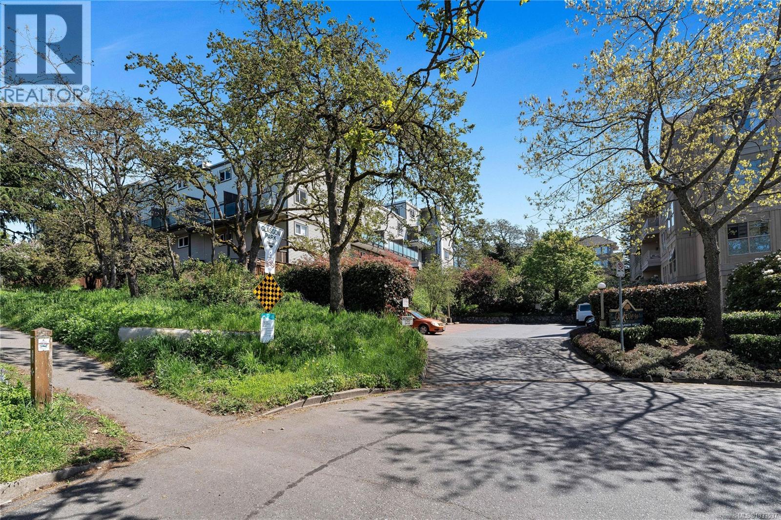#405 3363 Glasgow Ave - 28