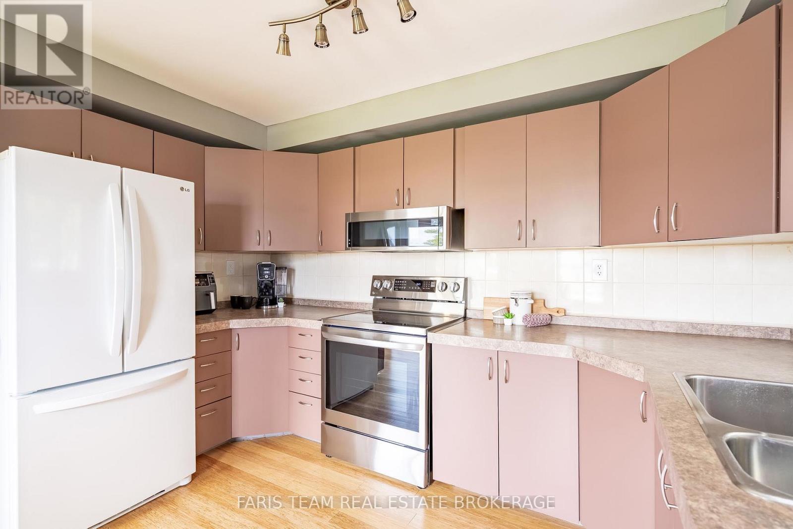 68 BAYSIDE AVENUE — photo 11