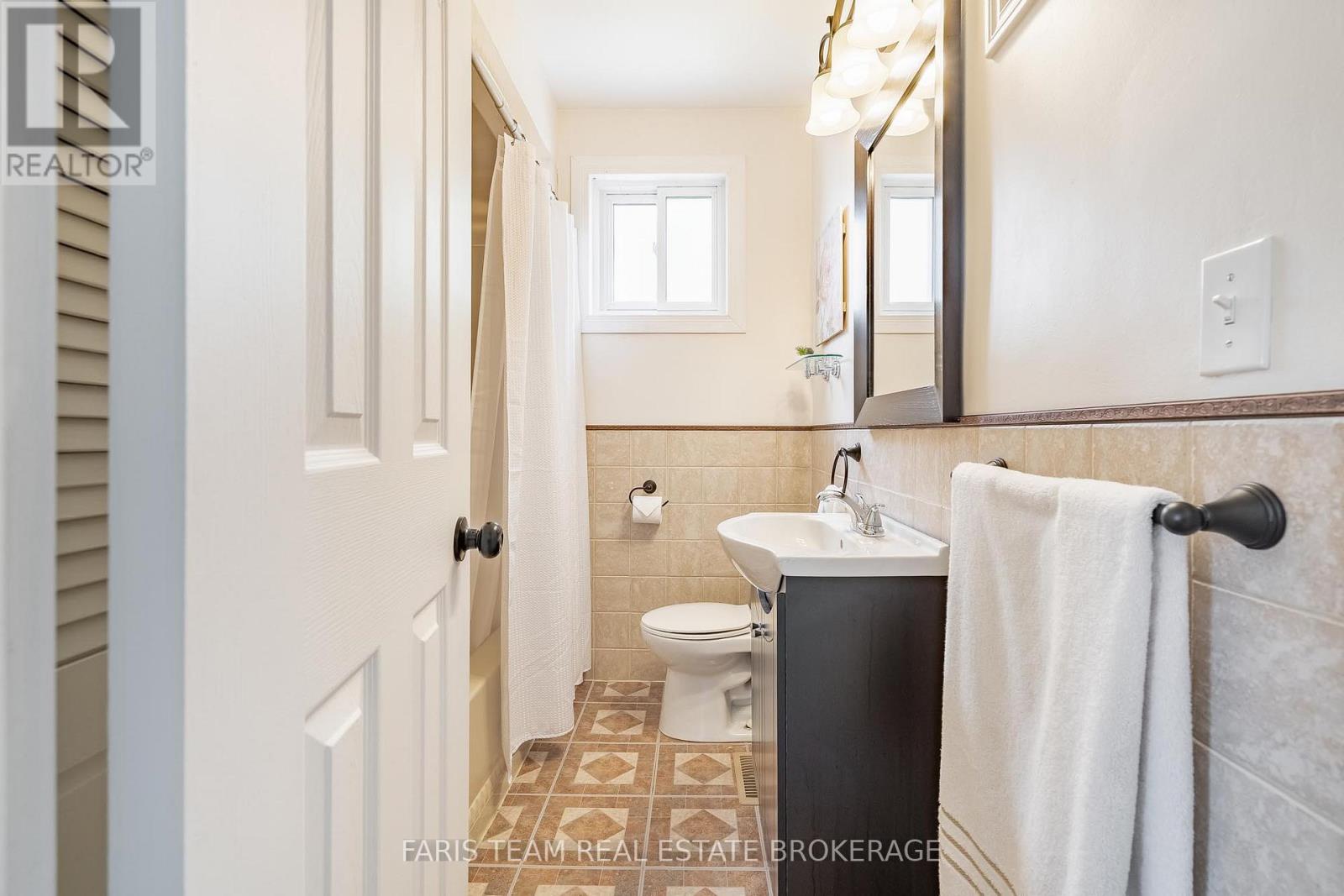 68 BAYSIDE AVENUE — photo 22