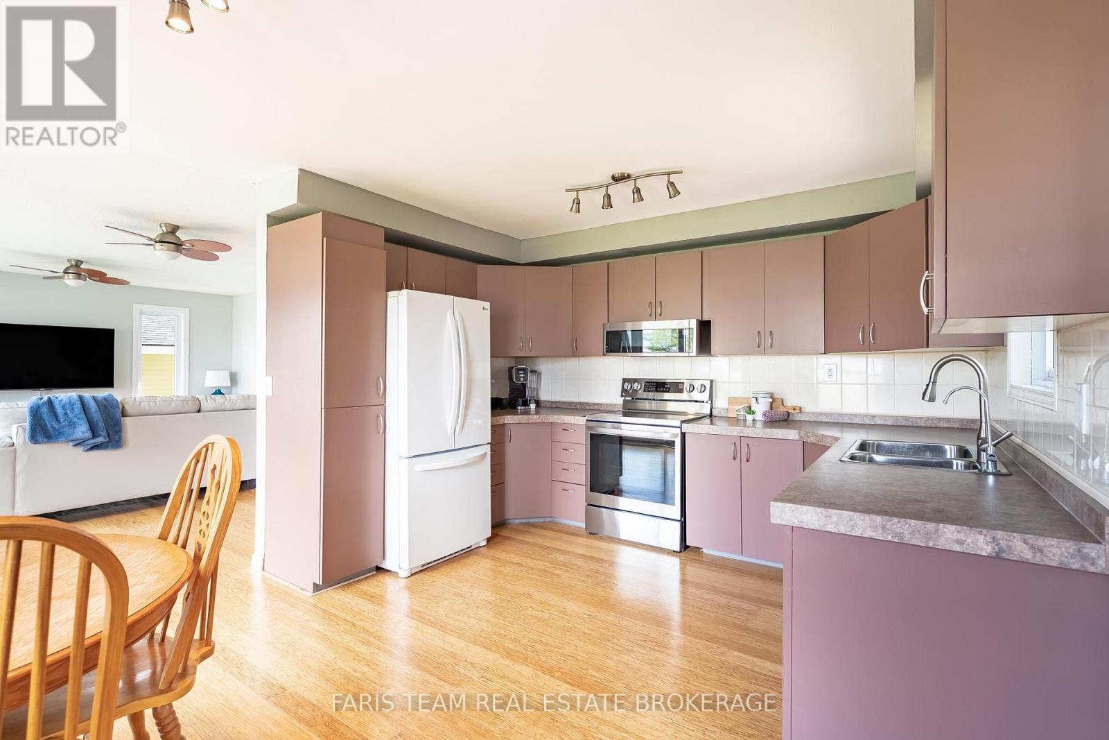 68 BAYSIDE AVENUE — photo 9