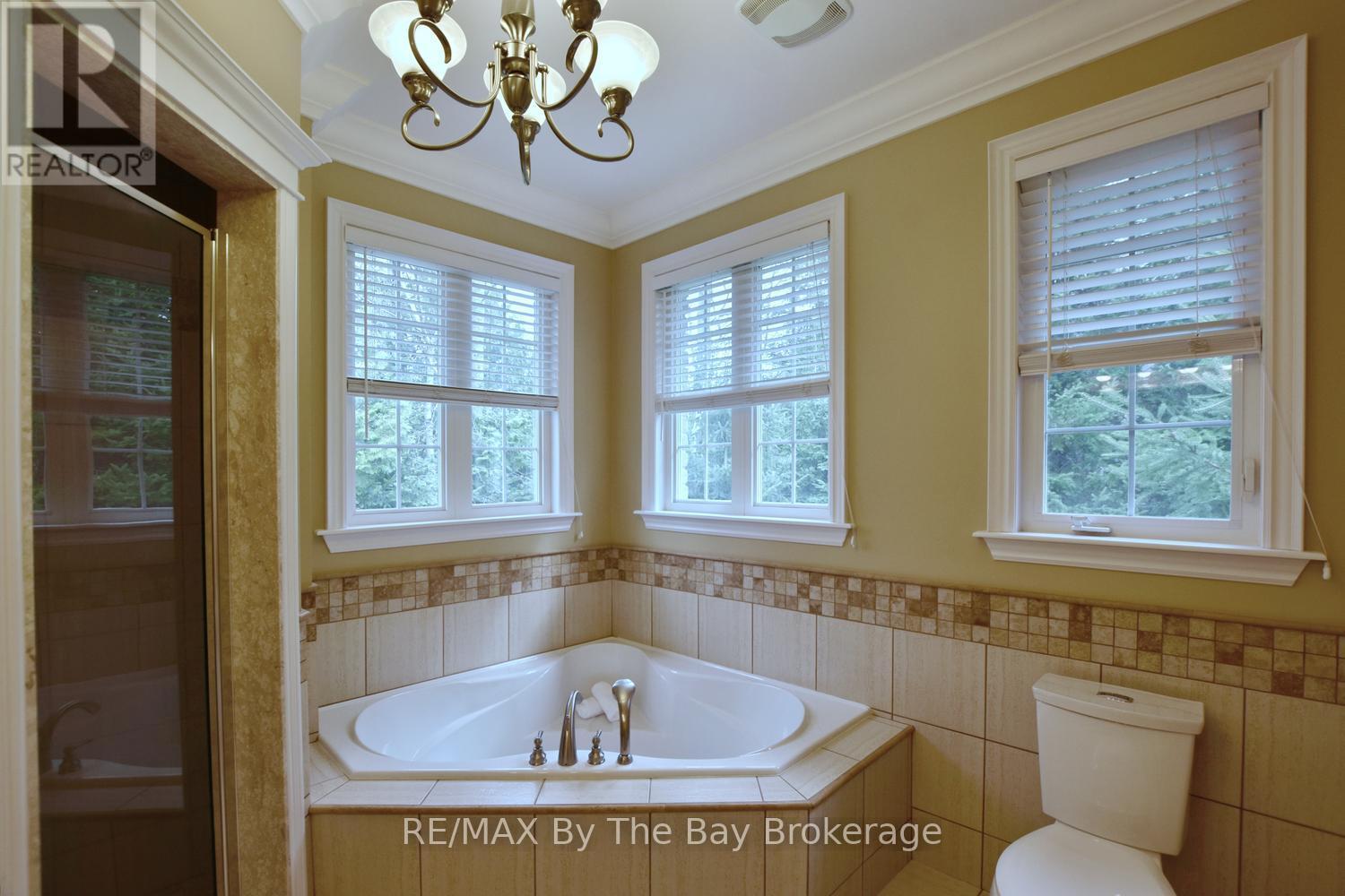 Large Corner Soaker Tub in Primary Ensuite