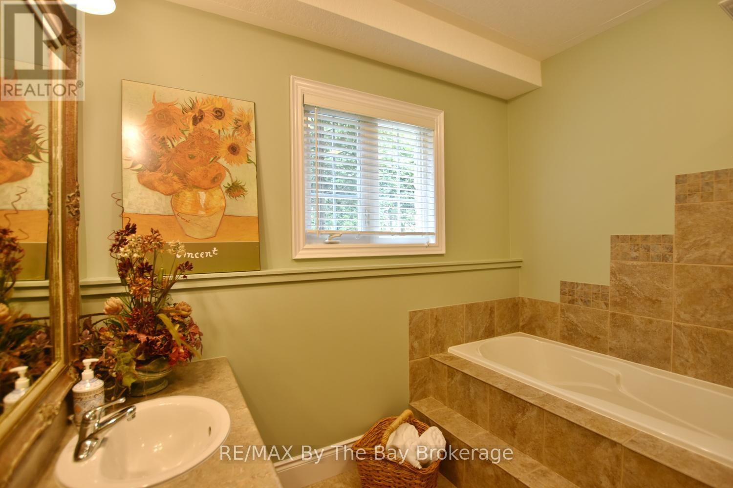 Lower Level 4 Pc Bathroom with Soaker Tub