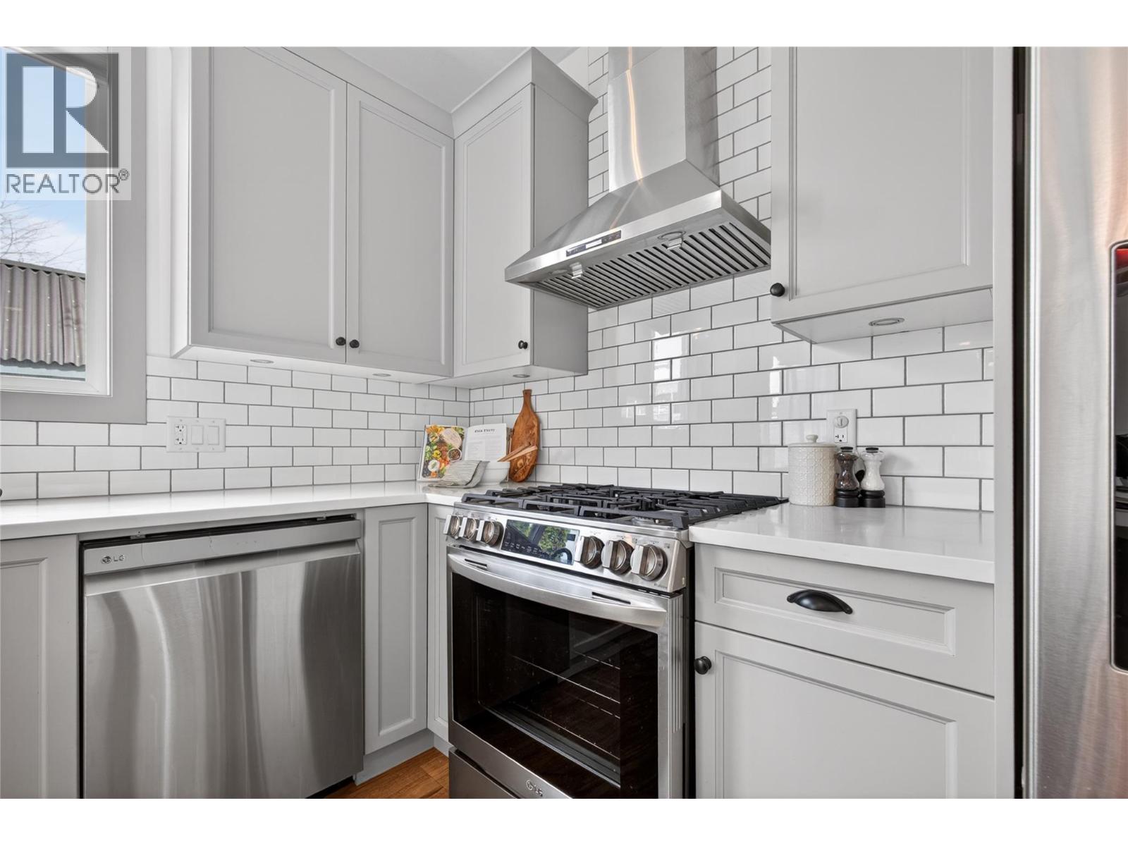 955 Coronation Avenue - 26