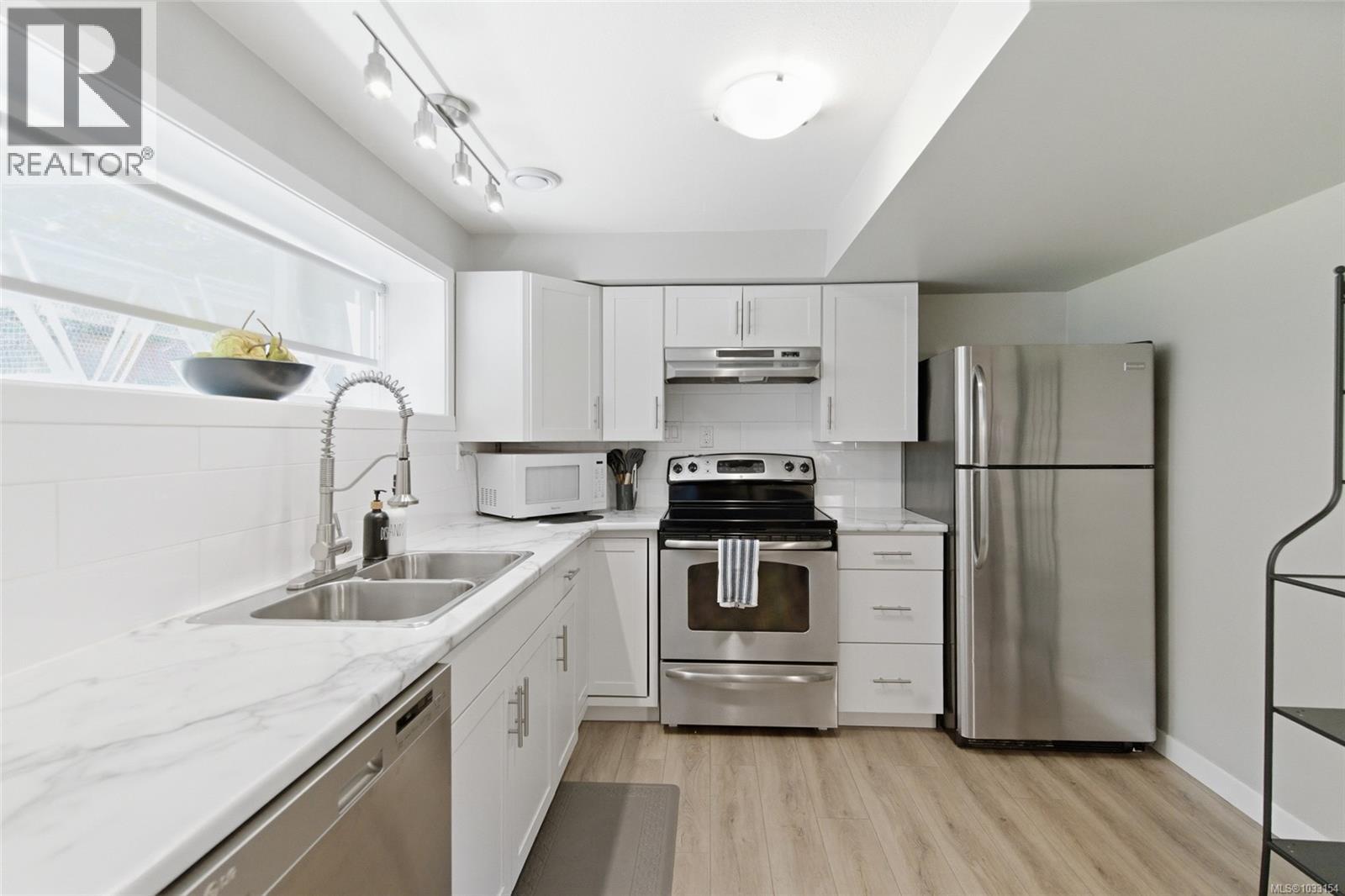 3006 King Richard Dr - 32