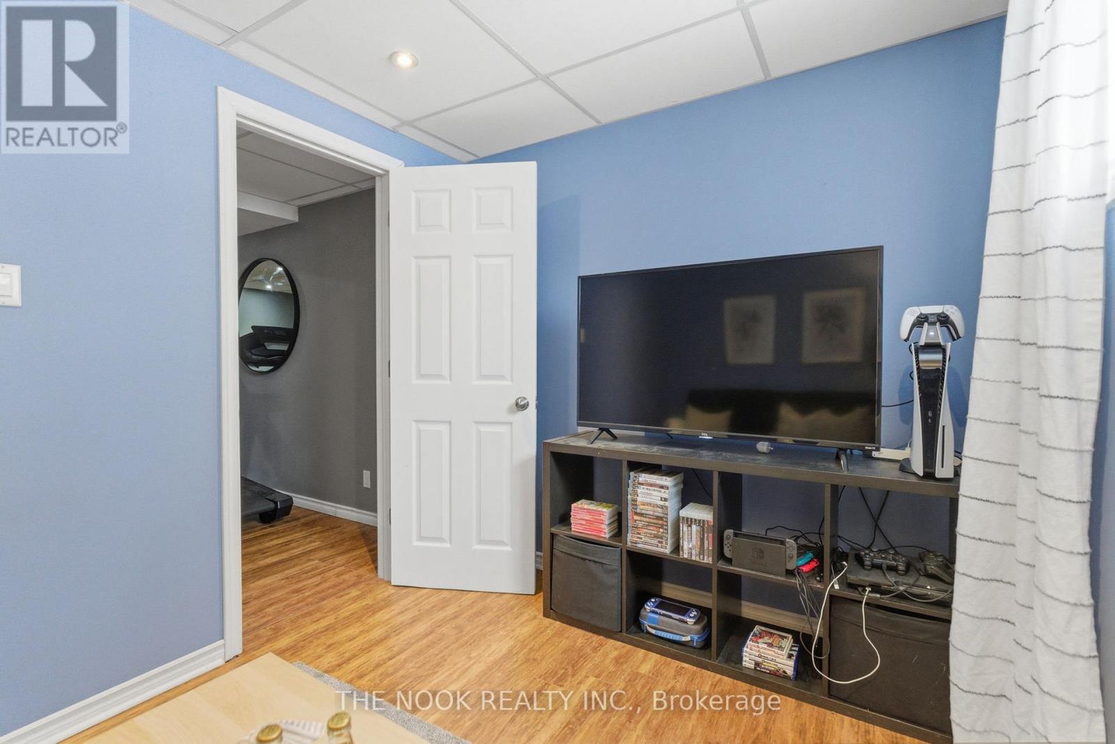 6 SPARROW COURT - 32