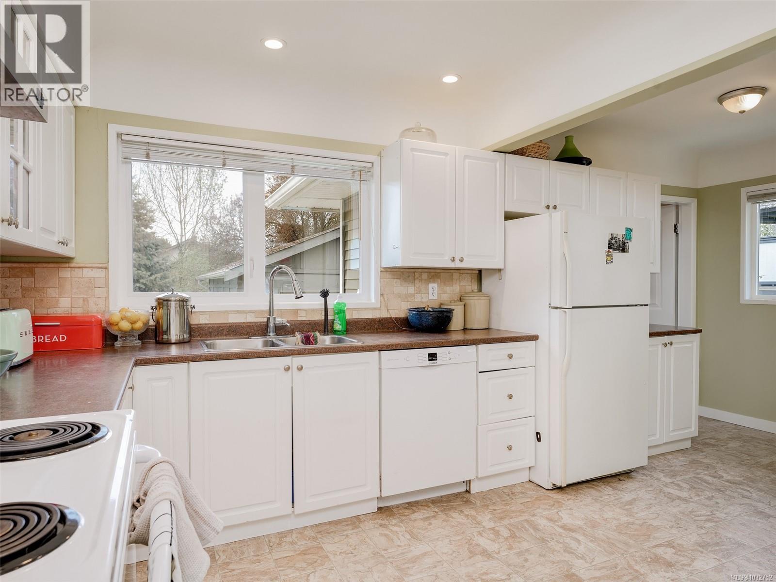  444 Walter Avenue, Saanich