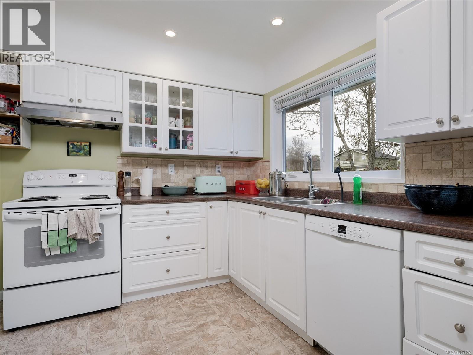  444 Walter Avenue, Saanich