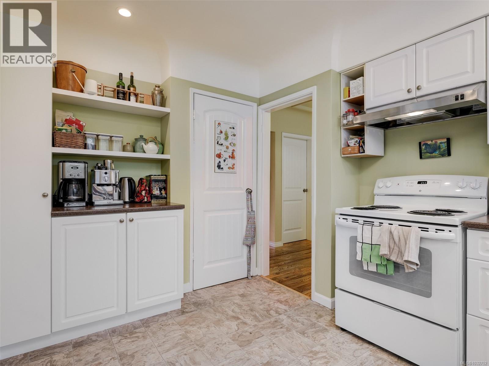  444 Walter Avenue, Saanich