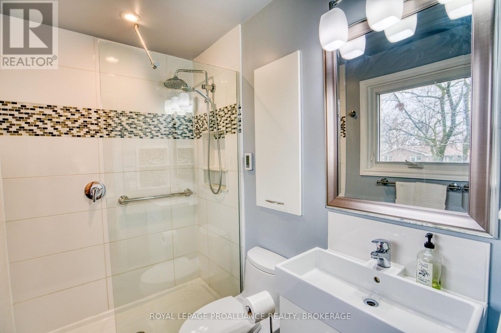 59 FAIRWAY HILL CRESCENT — photo 25