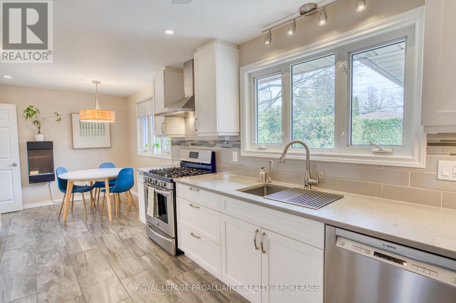 59 FAIRWAY HILL CRESCENT — photo 29