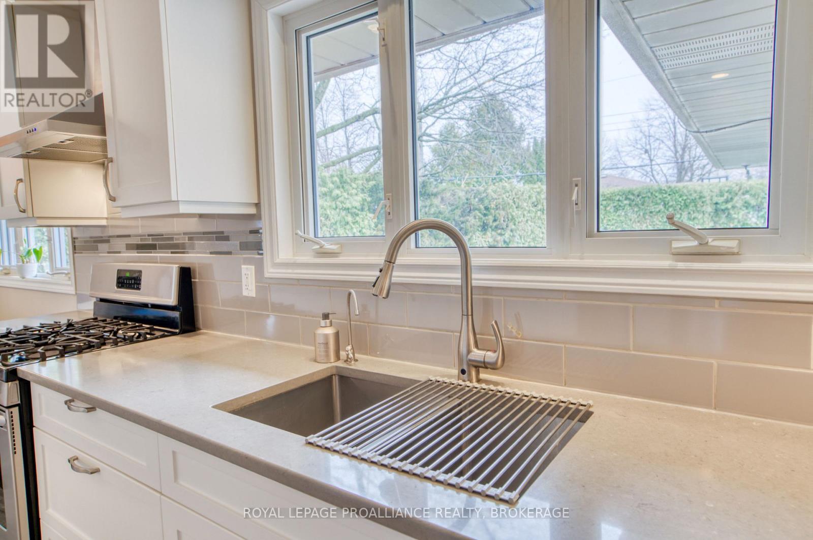 59 FAIRWAY HILL CRESCENT — photo 30