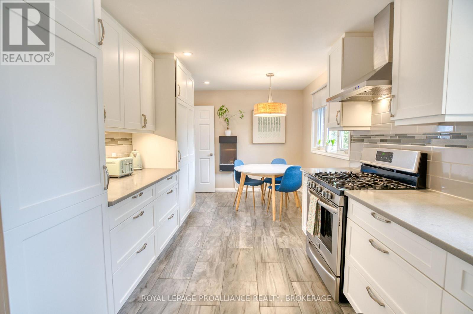 59 FAIRWAY HILL CRESCENT — photo 32
