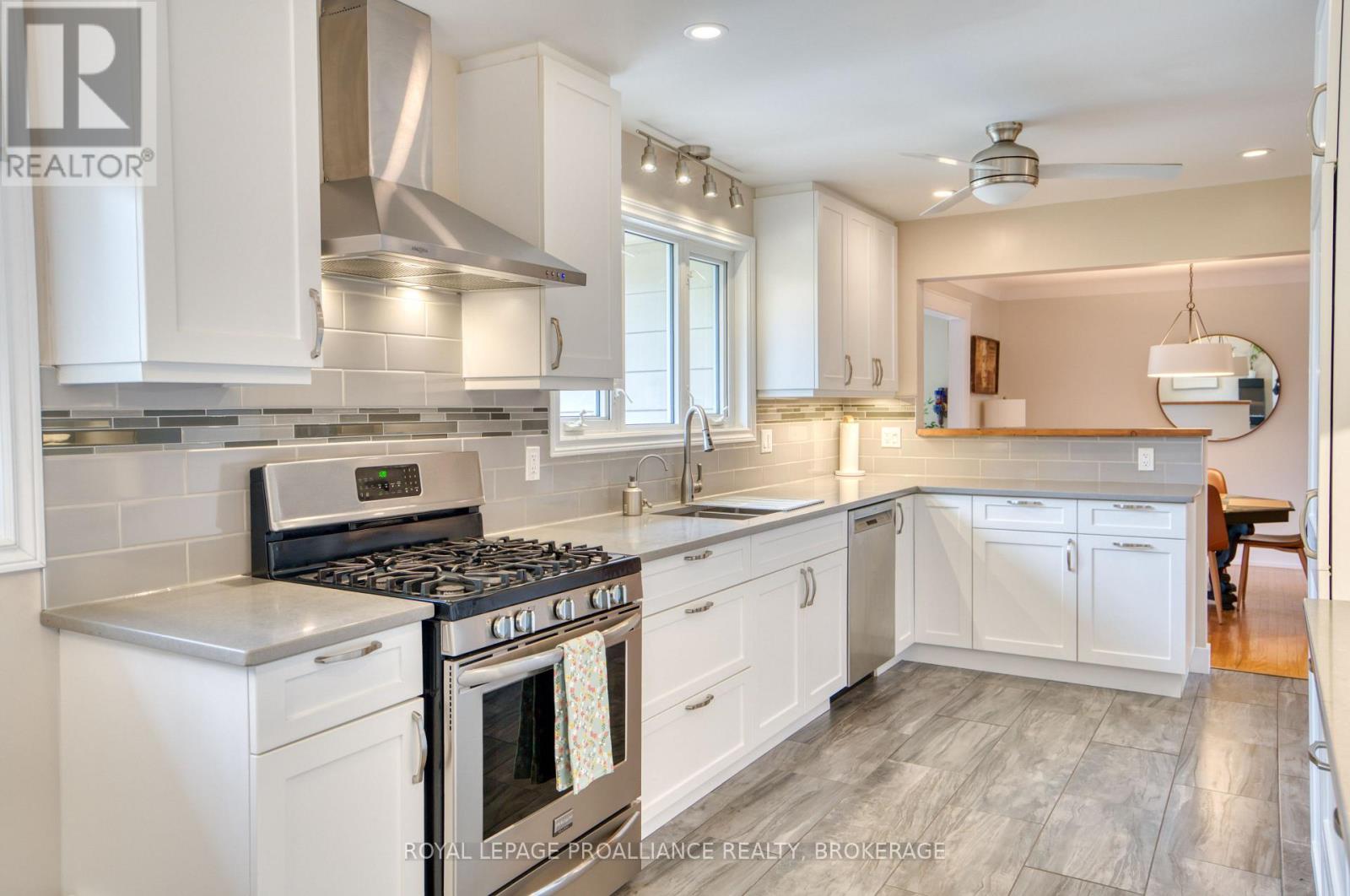 59 FAIRWAY HILL CRESCENT — photo 35