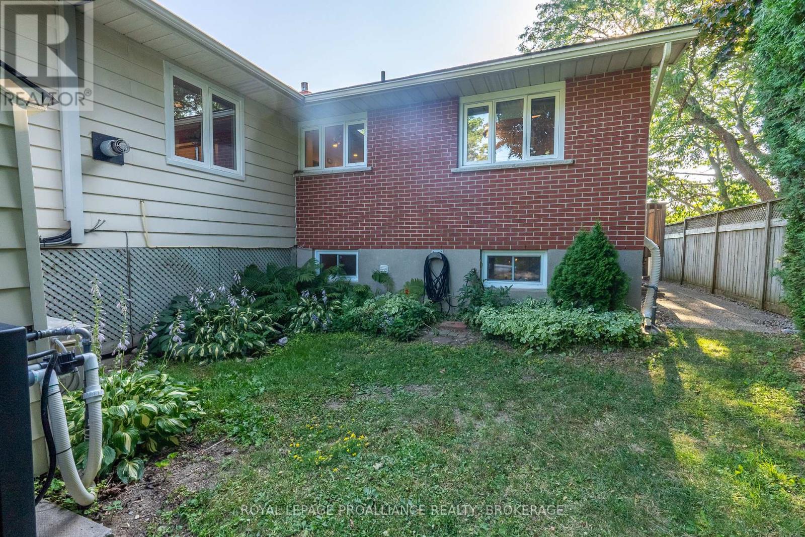 59 FAIRWAY HILL CRESCENT — photo 48