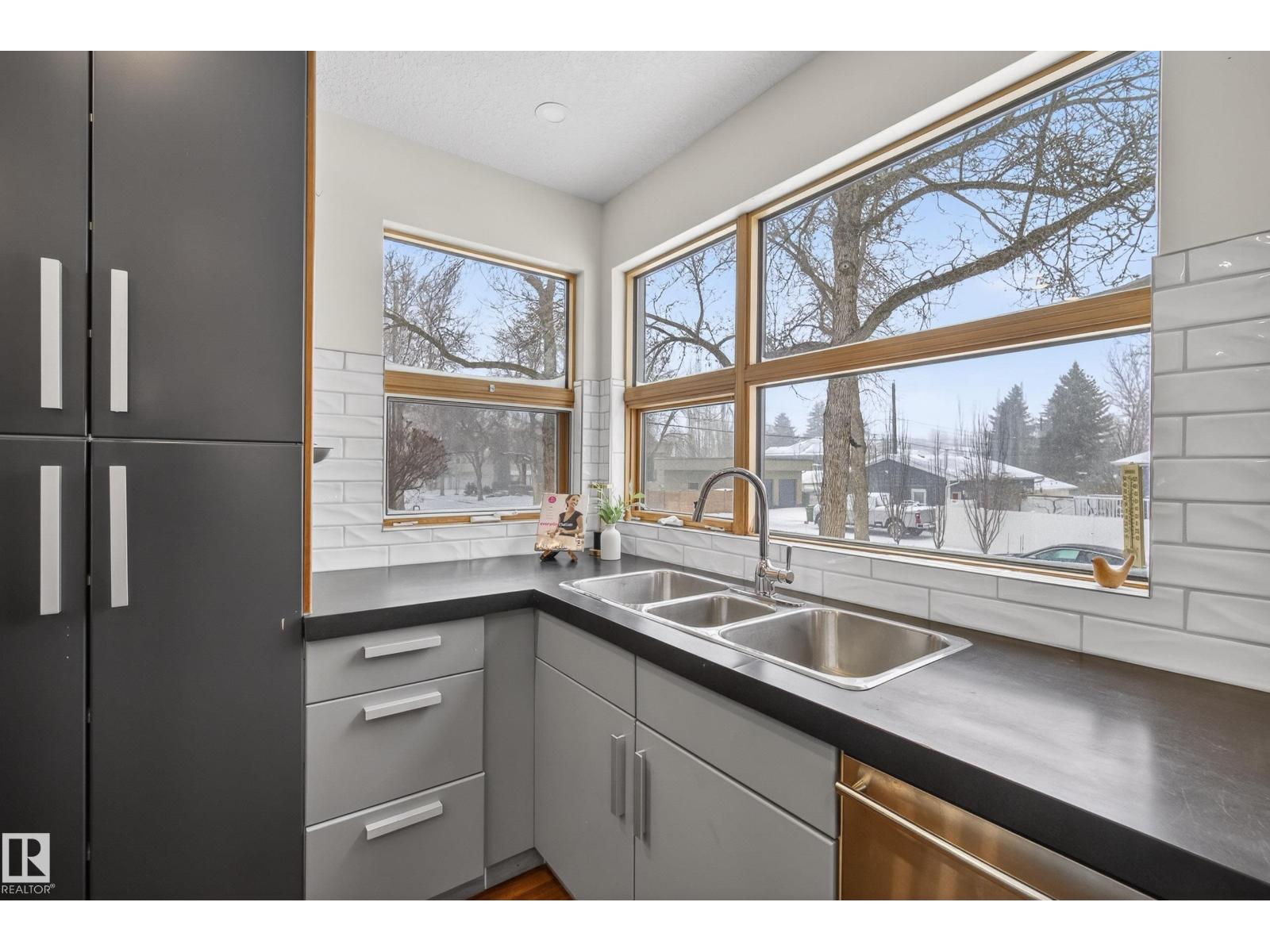 8860 93 ST NW, Edmonton