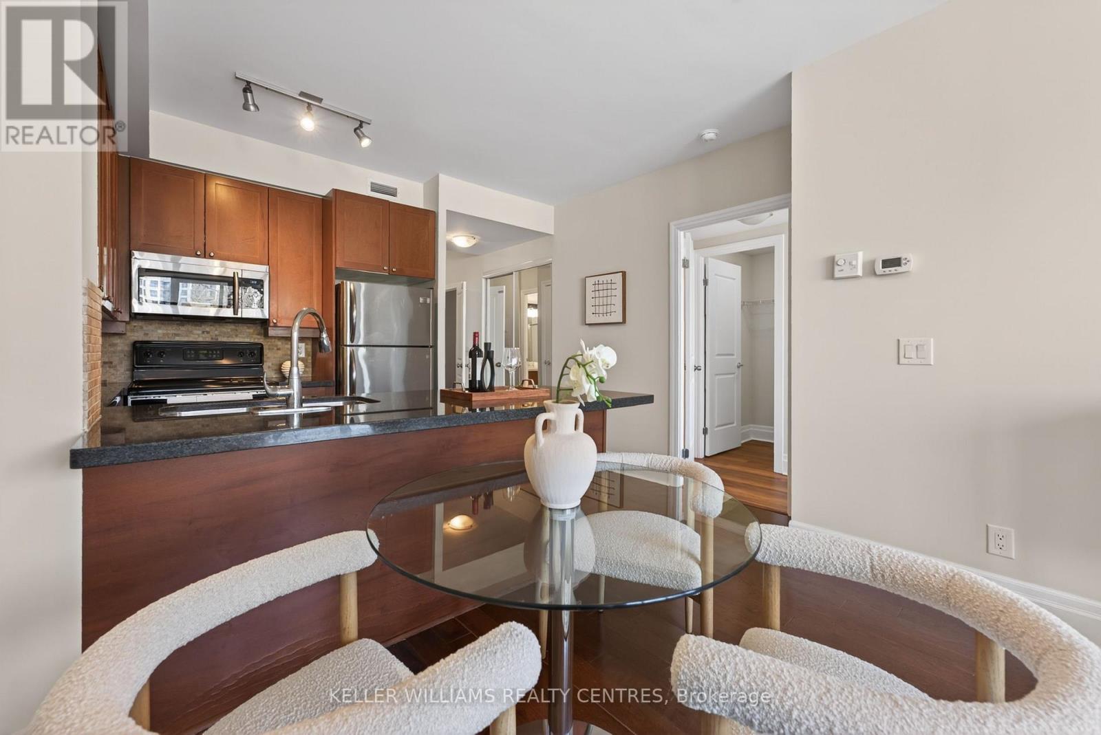 #304 57 UPPER DUKE CRESCENT - 17