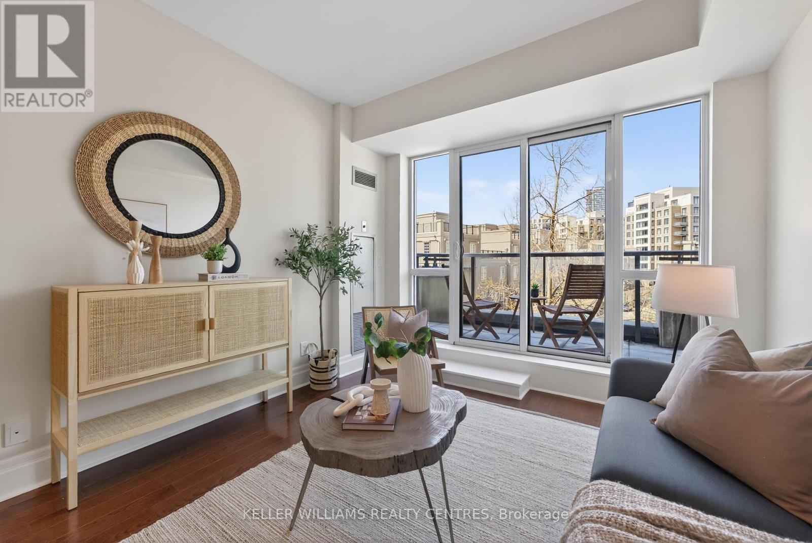#304 57 UPPER DUKE CRESCENT - 19