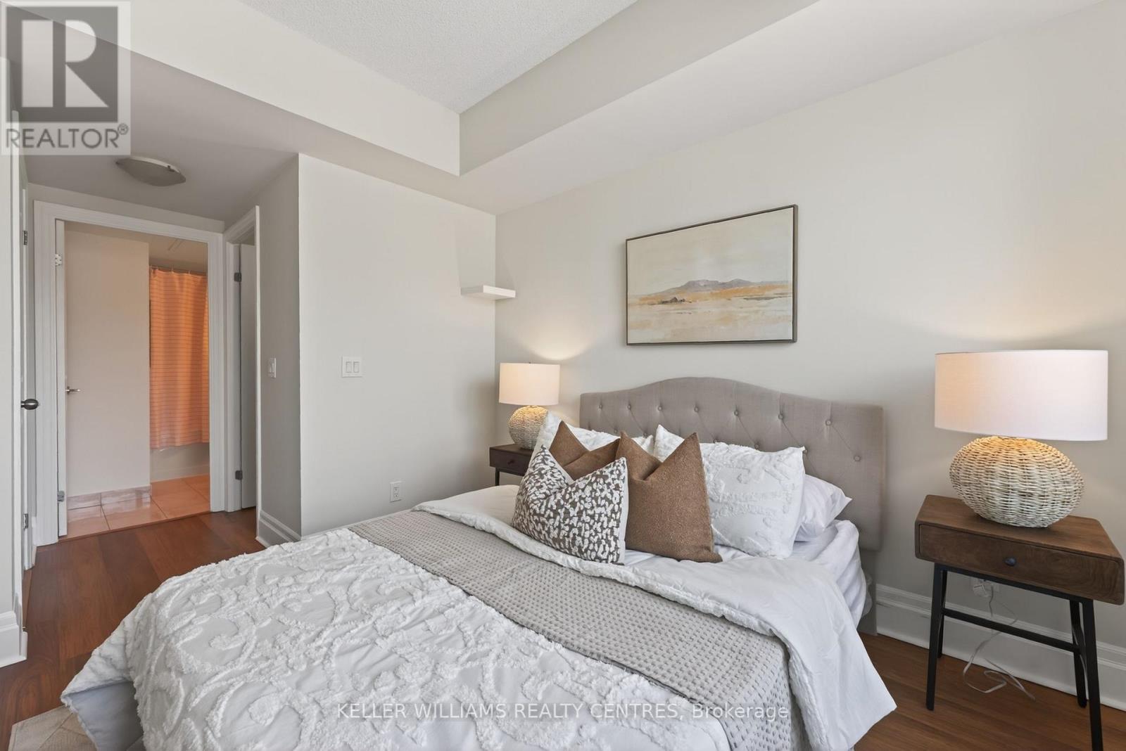 #304 57 UPPER DUKE CRESCENT - 23