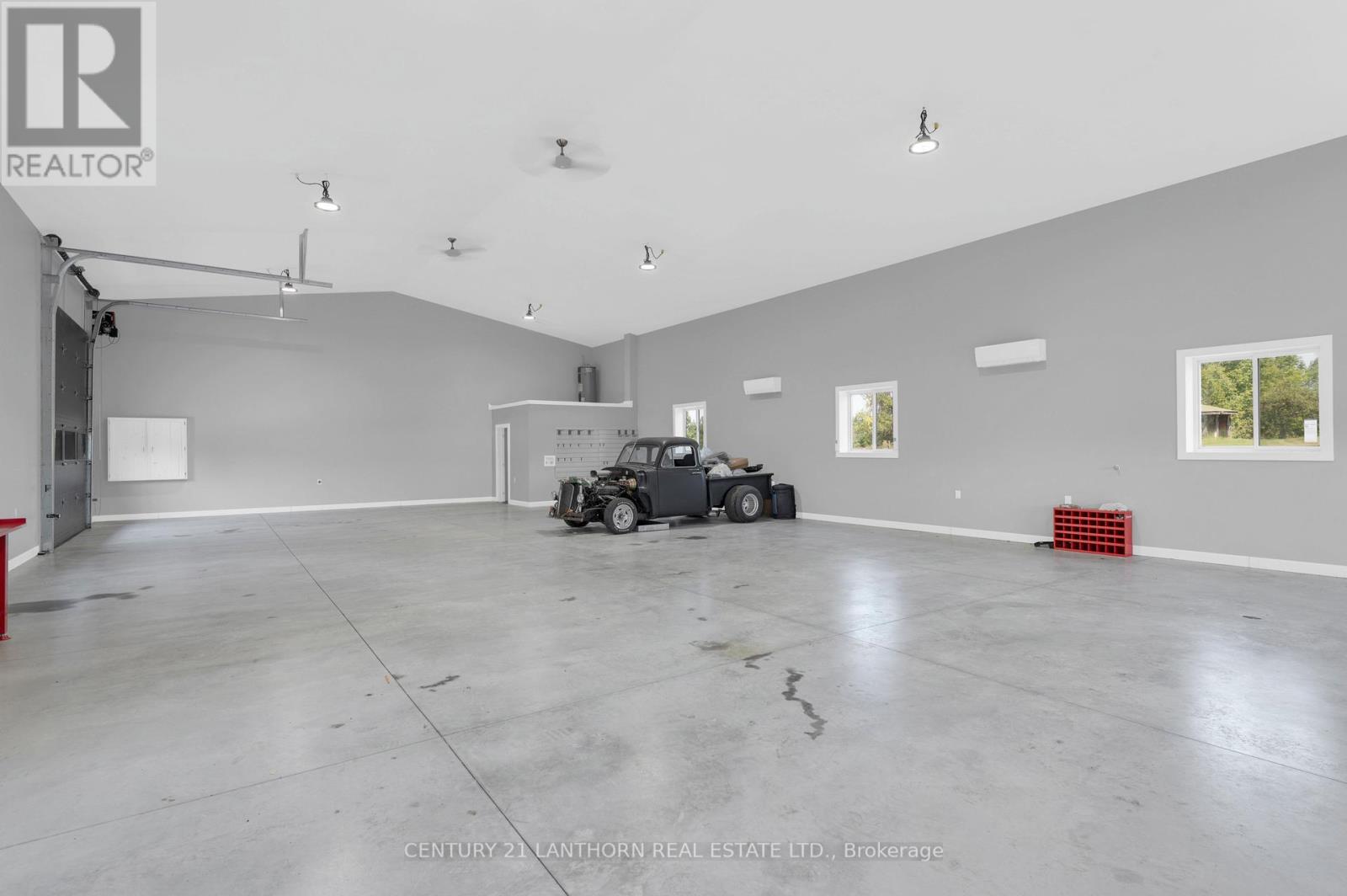 495 BARKER ROAD — photo 32
