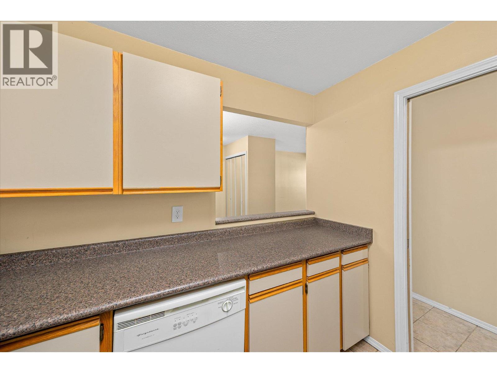 300 3160 De Montreuil Court, Kelowna