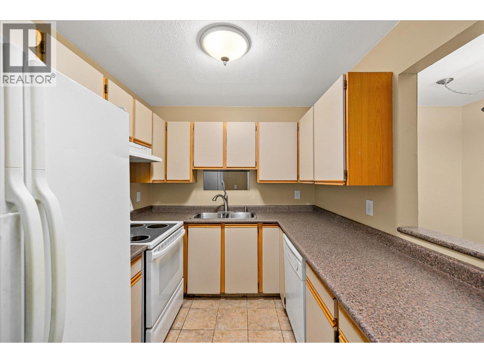 300 3160 De Montreuil Court, Kelowna