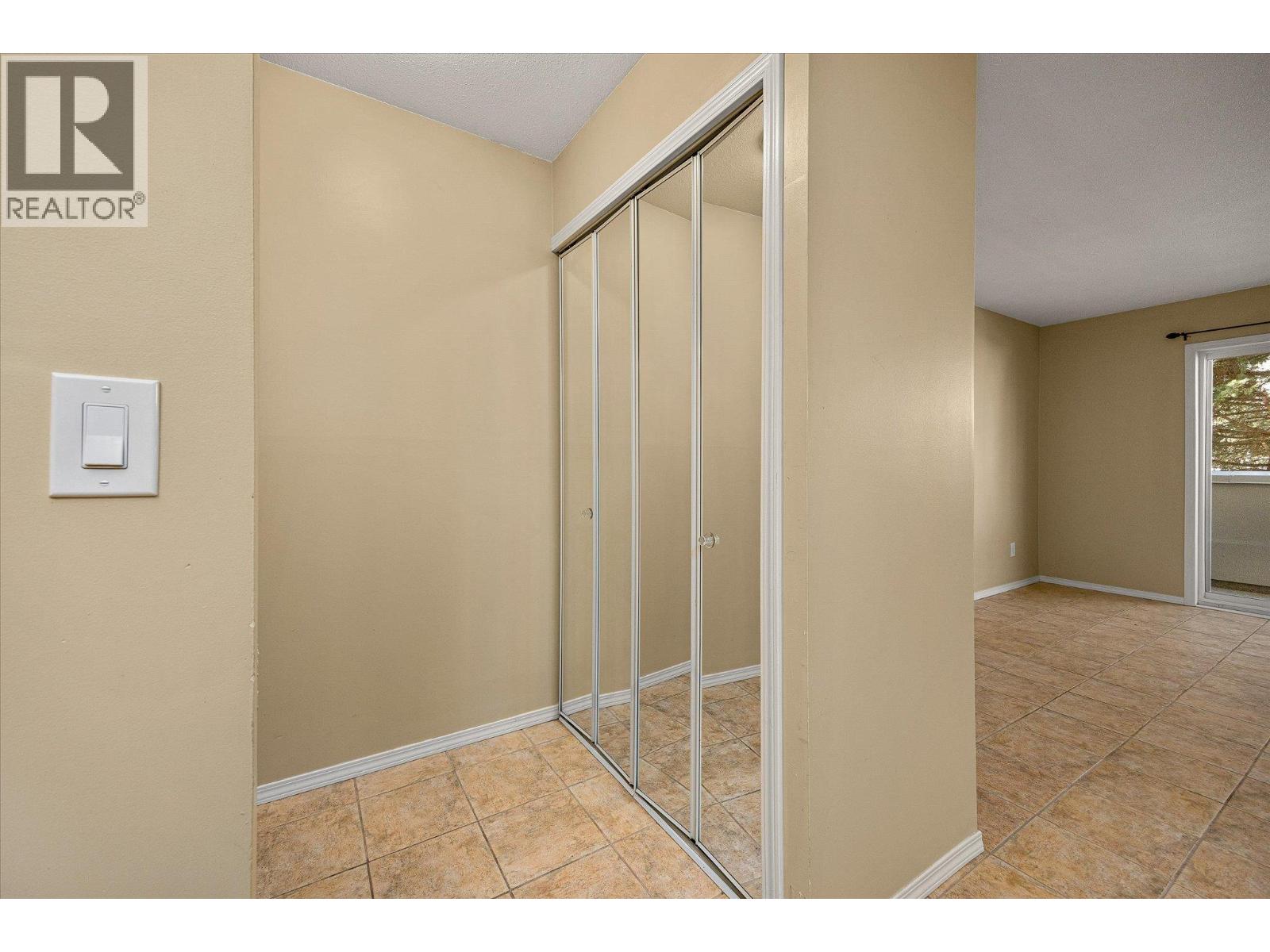 300 3160 De Montreuil Court, Kelowna
