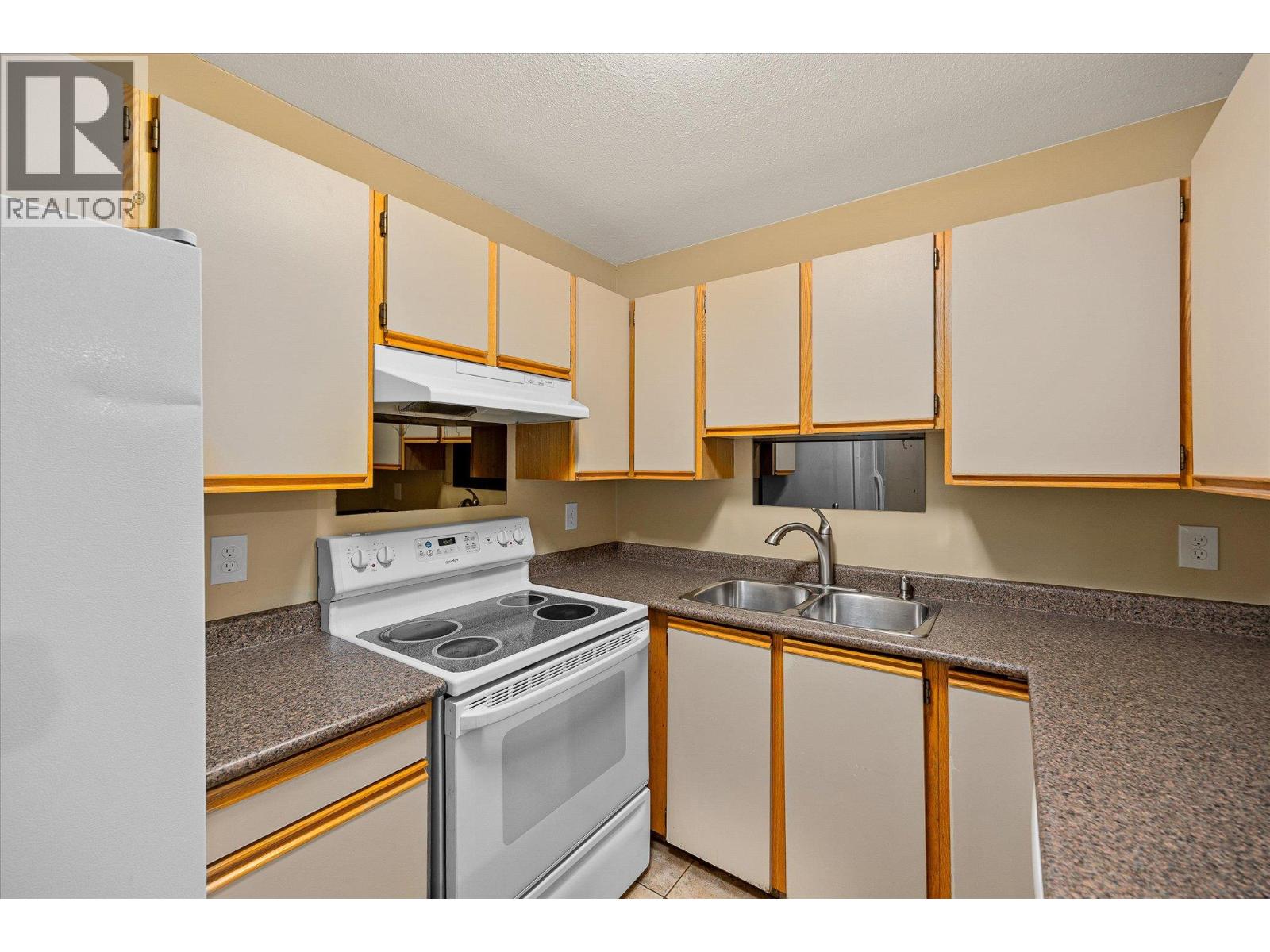 300 3160 De Montreuil Court, Kelowna