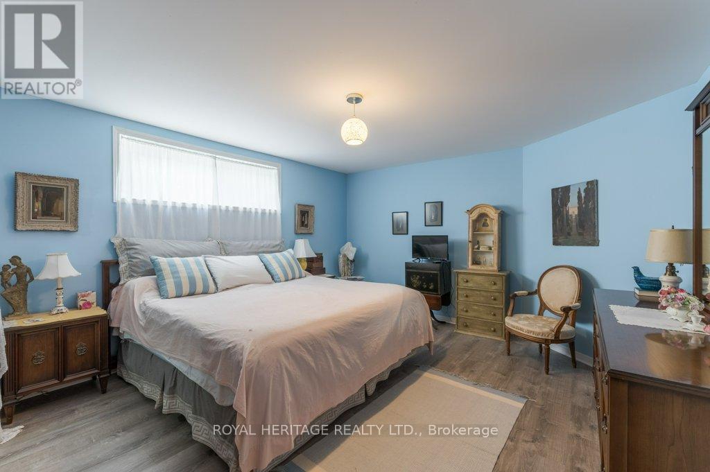 BRIGHT PRIMARY APARTMENT BEDROOM 15'8 X 13'