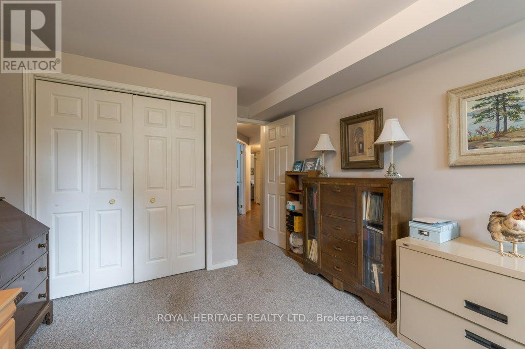 DOUBLE CLOSET