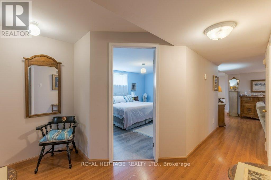 HALLWAY TO 2 BEDROOMS