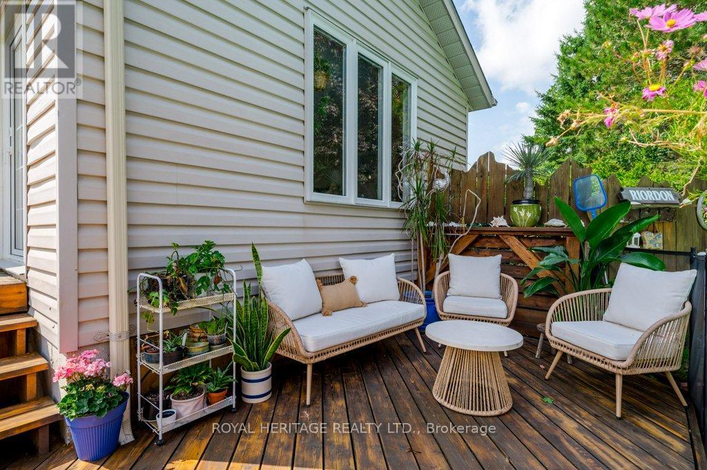 DECK SITTING AREA