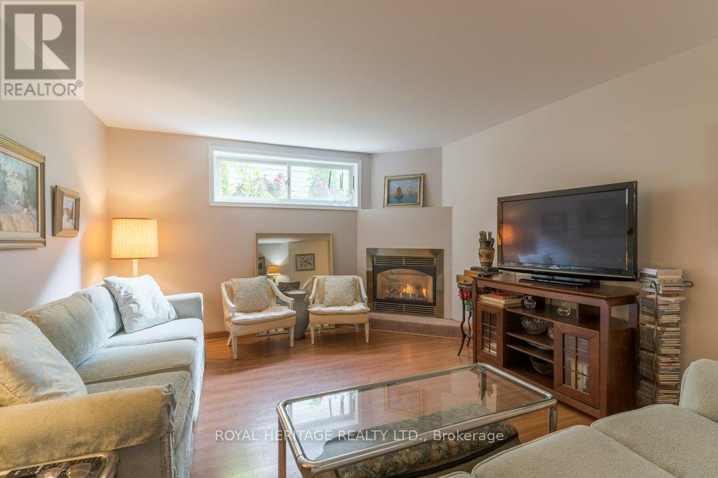 BRIGHT LIVING ROOM - 21'8 X 12' - GAS FIREPLACE