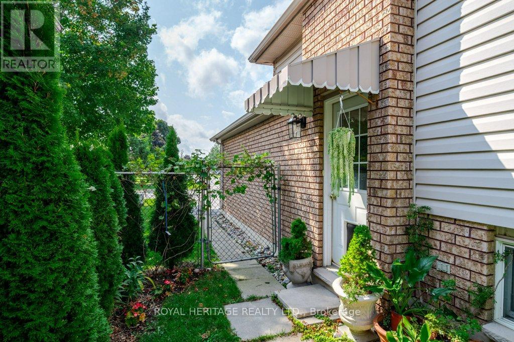 SEPARATE OUTDOOR ENTRANCE TO 2 BEDROOM APARTMENT