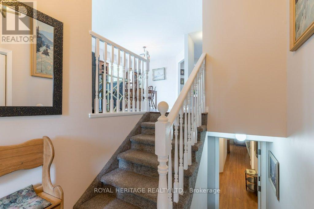 SPACIOUS FRONT FOYER