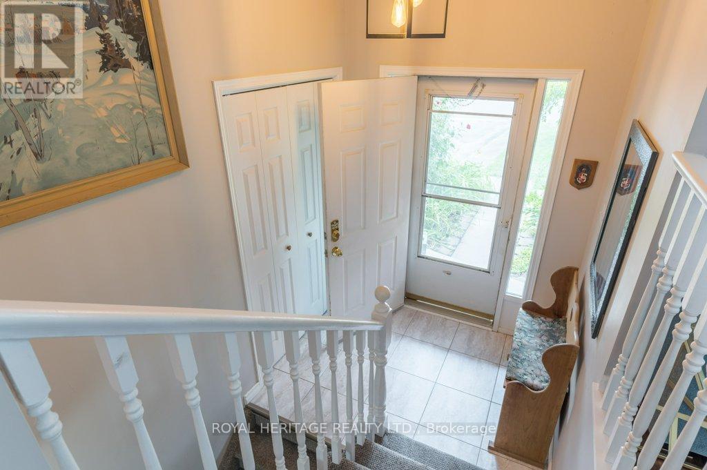 DOUBLE CLOSET - HIGH CEILING