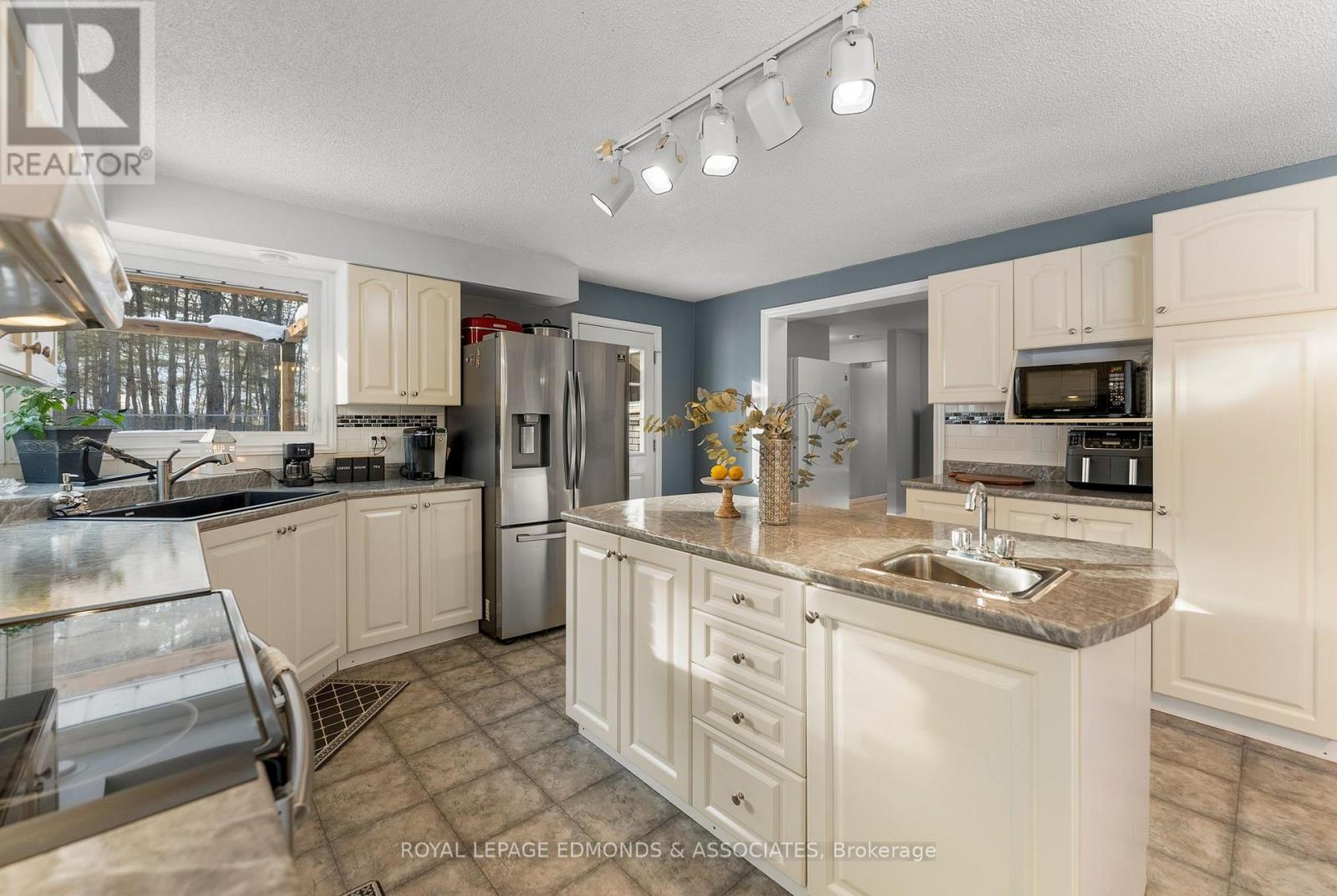 43 LISA CRESCENT — photo 14