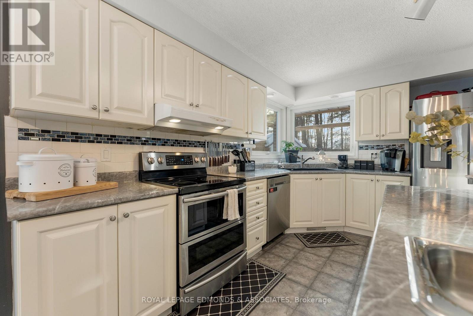 43 LISA CRESCENT — photo 15