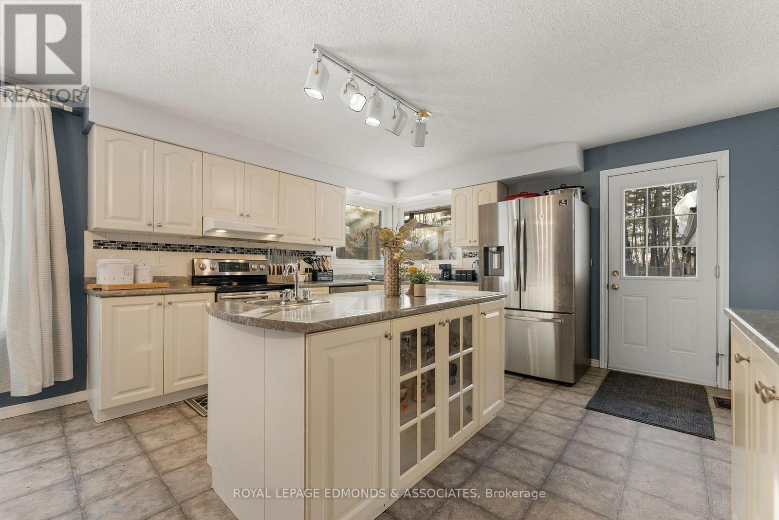 43 LISA CRESCENT — photo 12