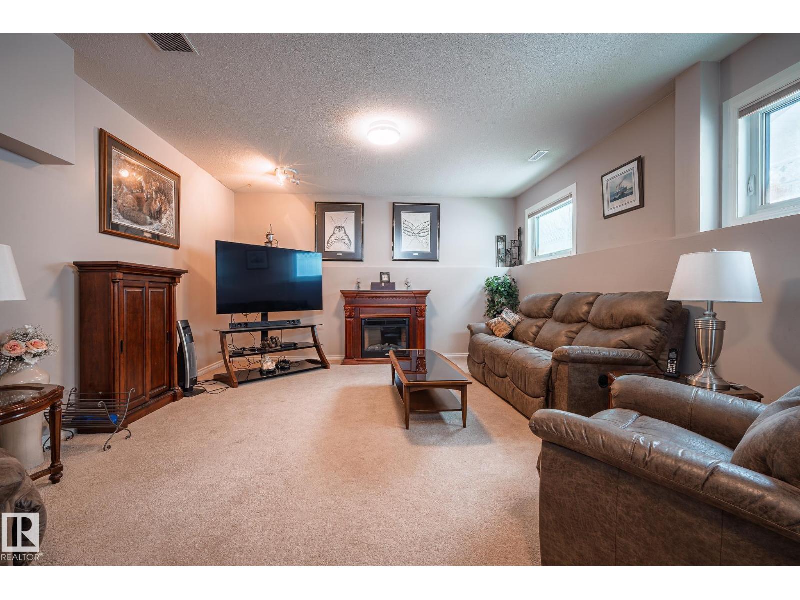 7011 158 AV NW, Edmonton