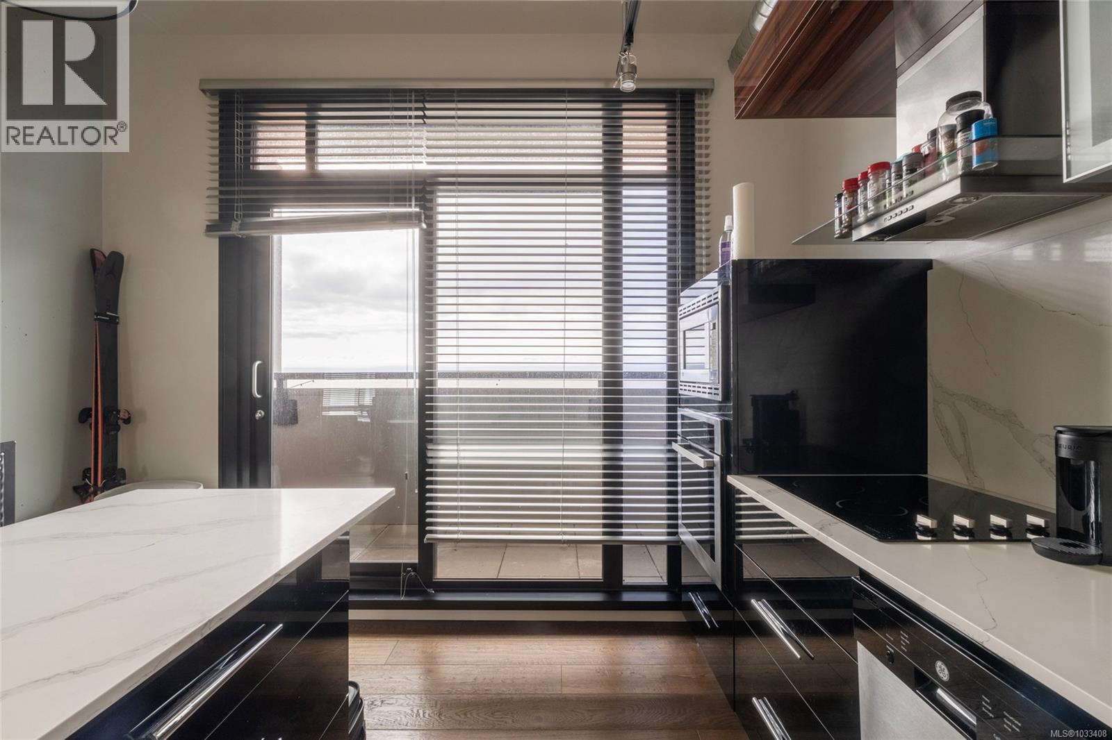 #914 1029 View St - 10