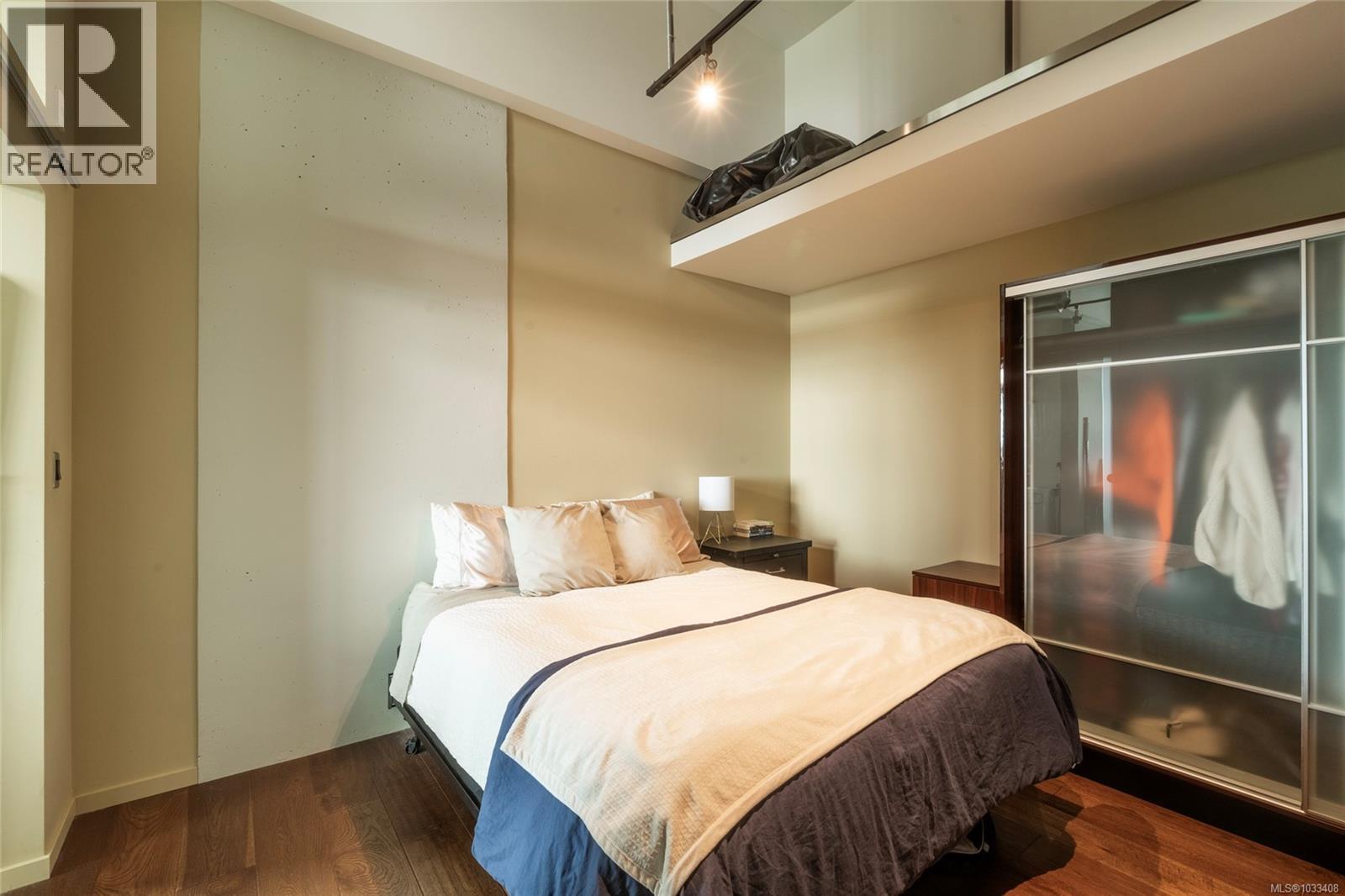 #914 1029 View St - 13