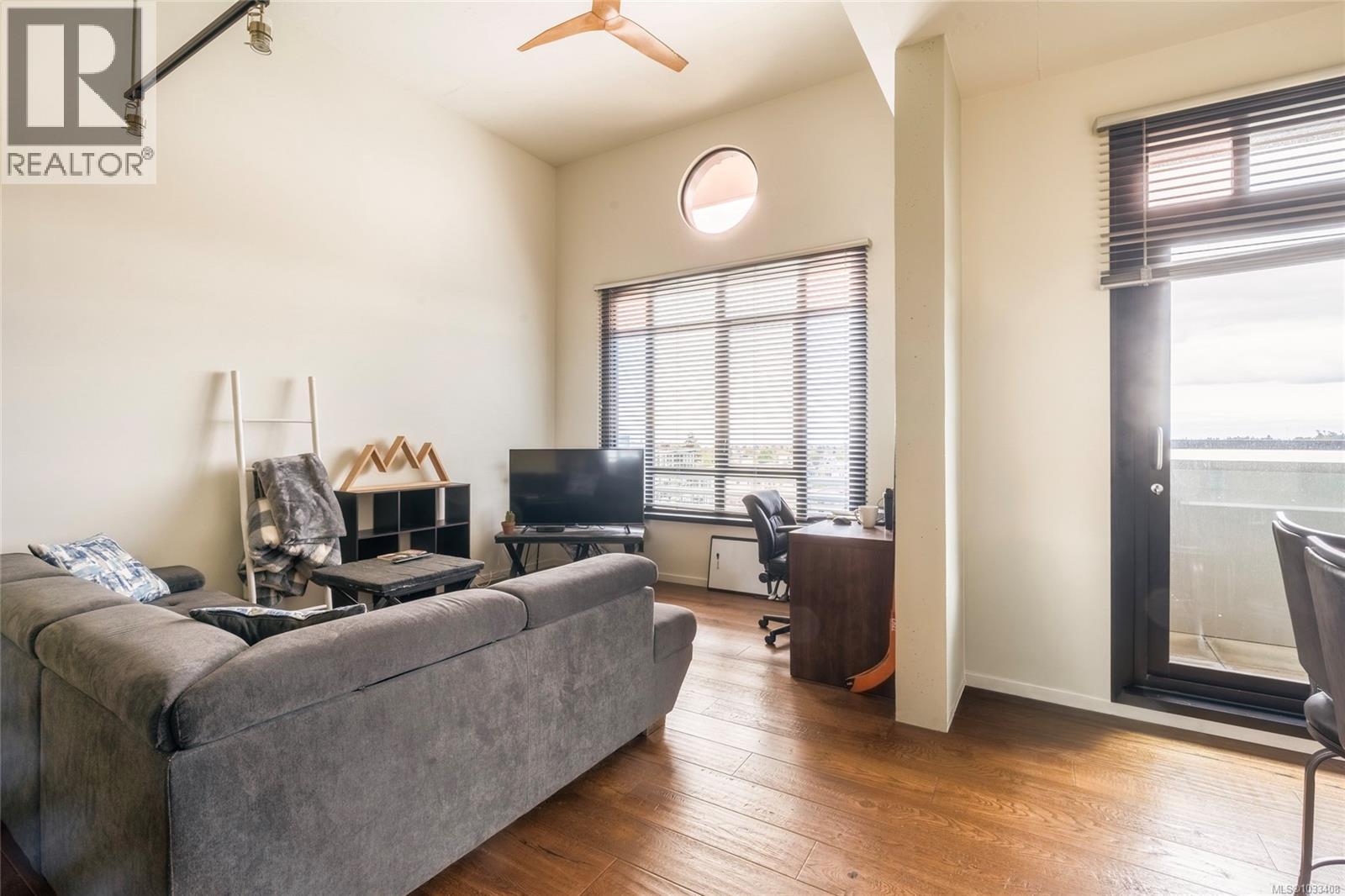 #914 1029 View St - 7