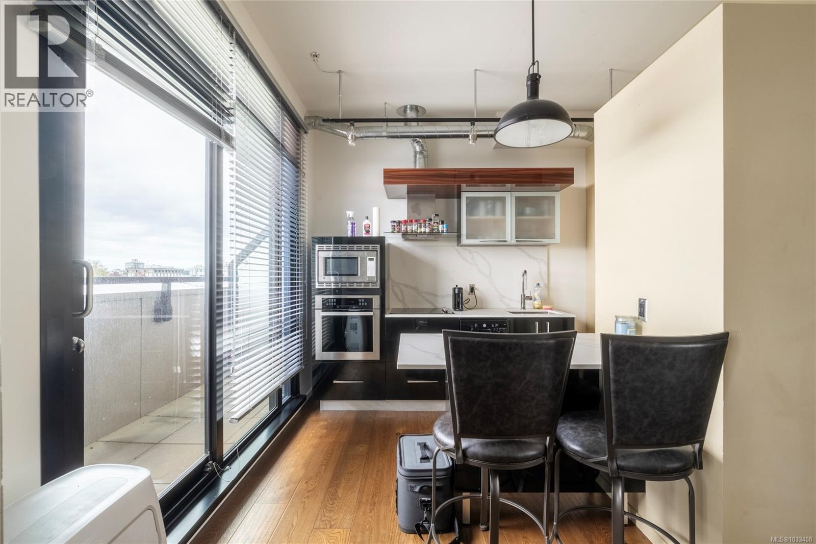 #914 1029 View St - 9