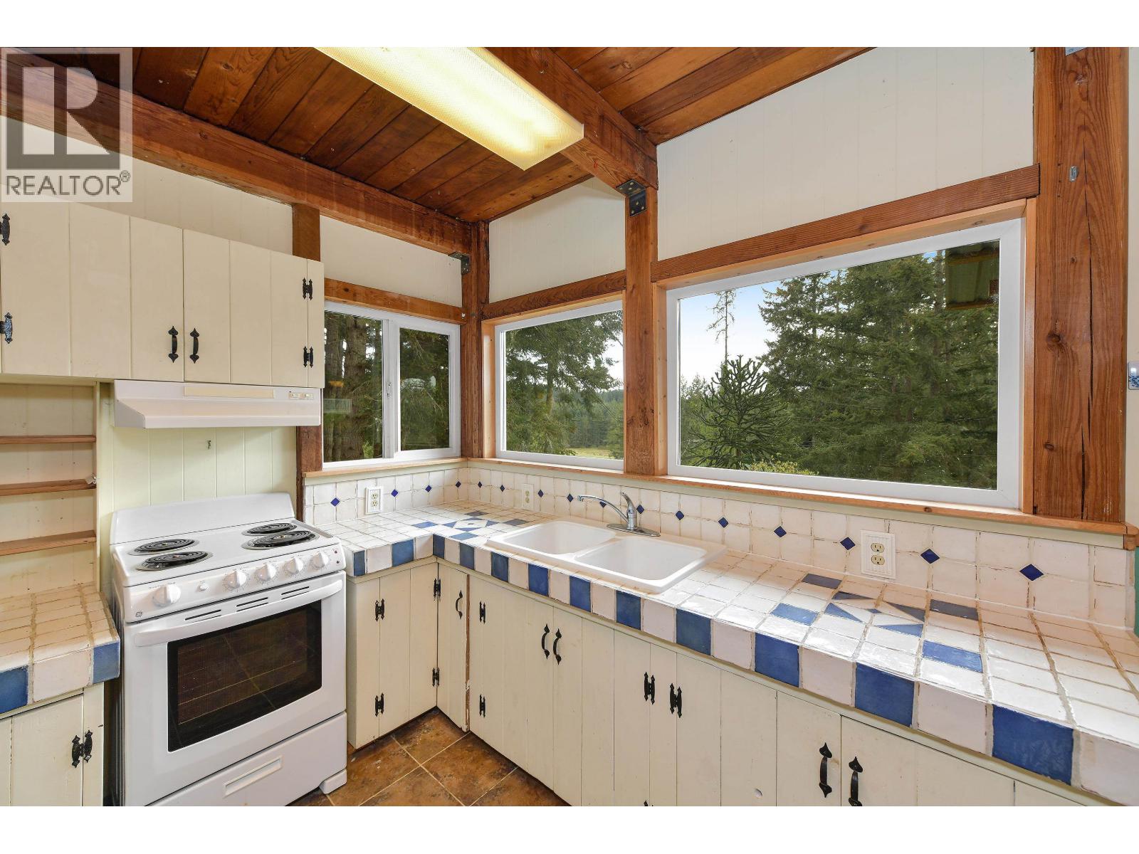 279 WOOD DALE DRIVE, Mayne Island