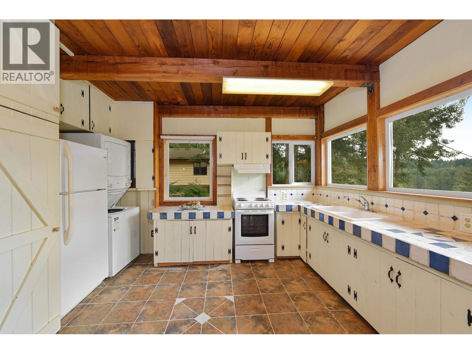 279 WOOD DALE DRIVE, Mayne Island