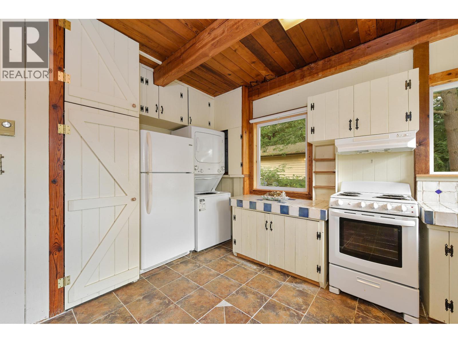 279 WOOD DALE DRIVE, Mayne Island
