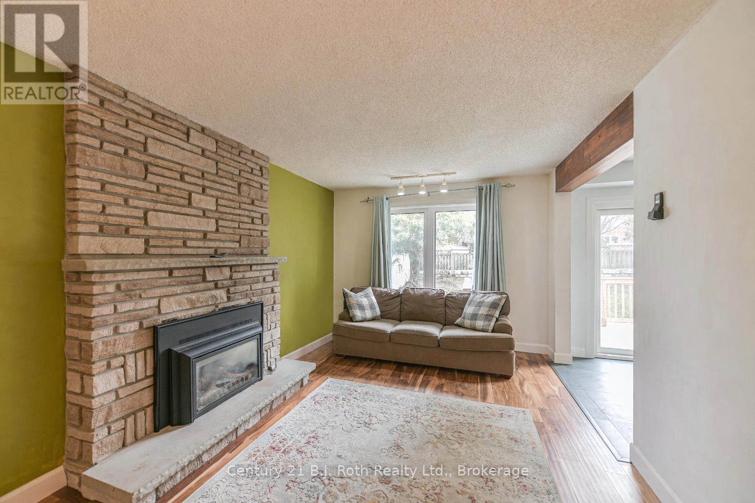 8 CARMICHAEL COURT - 19