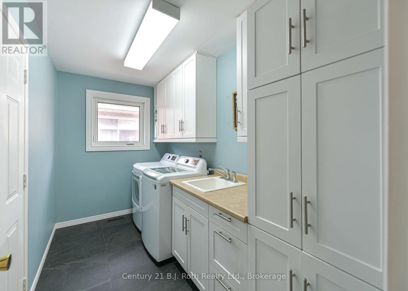 8 CARMICHAEL COURT - 21
